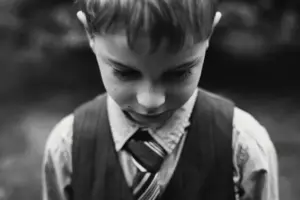 Dzieci wyśmiewają potrzebującego kolegę z klasy za tani kostium Halloweenowy, aż dyrektor pojawia się w tym samym — Historia dnia.