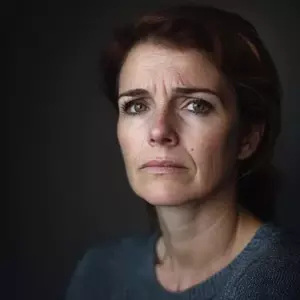W sklepie kobieta pomaga samotnemu ojcu i dostrzega bransoletkę, którą pochowała ze swoim dzieckiem, na nadgarstku jego córki.