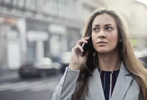 Historia dnia: Mężczyzna daje pieniądze swojemu bratu, aby zajął się ich babcią, nie zdając sobie sprawy, że jest oszukiwany w przebiegłym planie przeciwko niemu.
