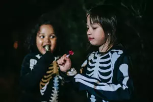 Dzieci wyśmiewają potrzebującego kolegę z klasy za tani kostium Halloweenowy, aż dyrektor pojawia się w tym samym — Historia dnia.