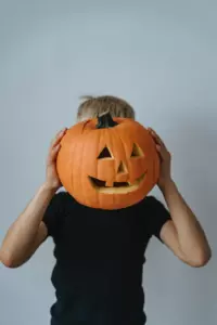 Dzieci wyśmiewają potrzebującego kolegę z klasy za tani kostium Halloweenowy, aż dyrektor pojawia się w tym samym — Historia dnia.