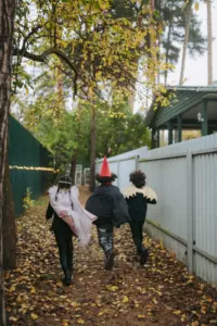 Dzieci wyśmiewają potrzebującego kolegę z klasy za tani kostium Halloweenowy, aż dyrektor pojawia się w tym samym — Historia dnia.