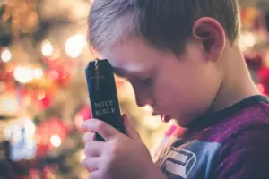 W kościele mały sierota modli się, aby jego matka przyszła po niego, i mówi: "Wezmę cię ze sobą." Pewnego dnia słyszy historię dnia.