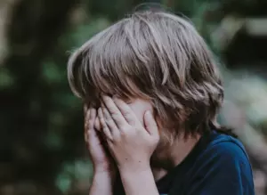 W kościele mały sierota modli się, aby jego matka przyszła po niego, i mówi: "Wezmę cię ze sobą." Pewnego dnia słyszy historię dnia.