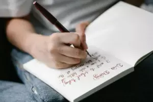 Na ślubie mojego syna panna młoda szepnęła do swoich przyjaciółek po arabsku: „Ta kobieta nic nie rozumie. Mnie interesują tylko pieniądze”.