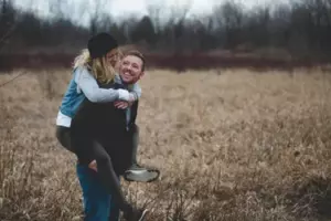 Wróciłem z wojny i zastałem moje córki świętujące urodziny z czerstwym chlebem i zbitą świecą. Nowy partner mojej żony wyrzucił mnie z własnego domu, nazywając intruzem.