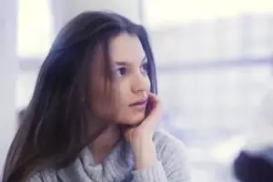Pieniądze spadają jej do stóp, gdy wchodzi do starej stodoły, po tym jak mężczyźni śmieją się z niej za to, że ją odziedziczyła.