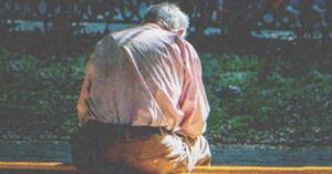 Dzisiejsza historia opowiada o mężczyźnie, który, po miesiącach od opuszczenia żony po 47 latach małżeństwa, błaga ją na kolanach o wybaczenie.