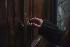 Moja siostra opuściła naszą rodzinę 14 lat temu, zostawiając nas bez środków do życia – teraz domaga się odziedziczonego przeze mnie domu