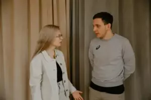 Na moim ślubie mała dziewczynka z bukietem stokrotek poprosiła o monetę - spojrzałem na jej rękę i przerwałem ślub