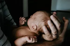 Agent banku naśmiewał się z mojej żony po porodzie po zobaczeniu jej dowodu osobistego – wróciłem kilka dni później, żeby dać mu nauczkę