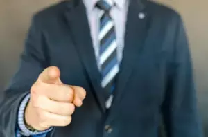 Agent banku naśmiewał się z mojej żony po porodzie po zobaczeniu jej dowodu osobistego – wróciłem kilka dni później, żeby dać mu nauczkę
