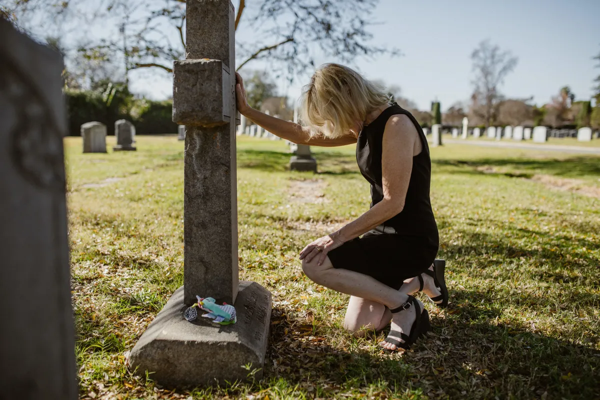 3 lata po śmierci syna, kobieta otwiera drzwi na Halloween i widzi dzieci w kostiumach, które dla niego uszyła – Historia dnia