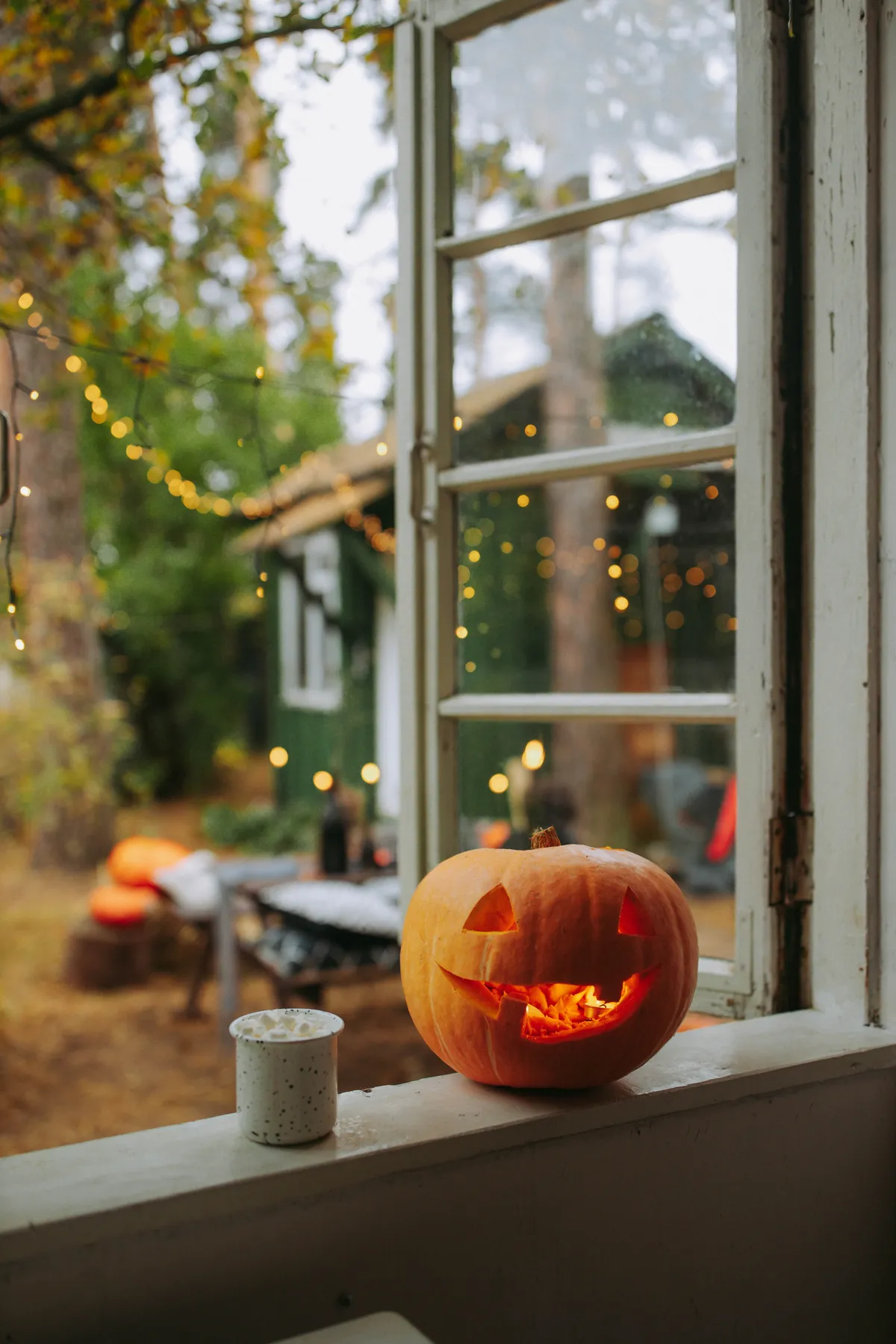 3 lata po śmierci syna, kobieta otwiera drzwi na Halloween i widzi dzieci w kostiumach, które dla niego uszyła – Historia dnia