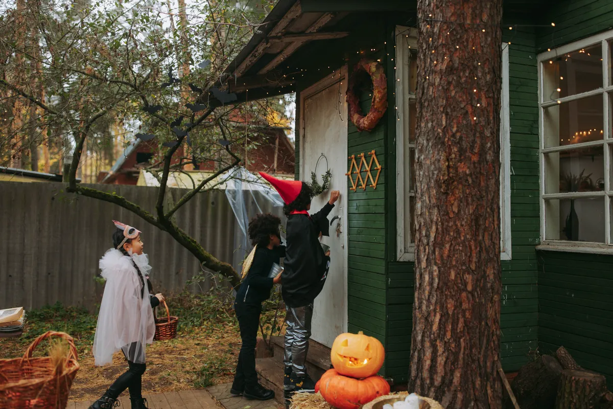 3 lata po śmierci syna, kobieta otwiera drzwi na Halloween i widzi dzieci w kostiumach, które dla niego uszyła – Historia dnia