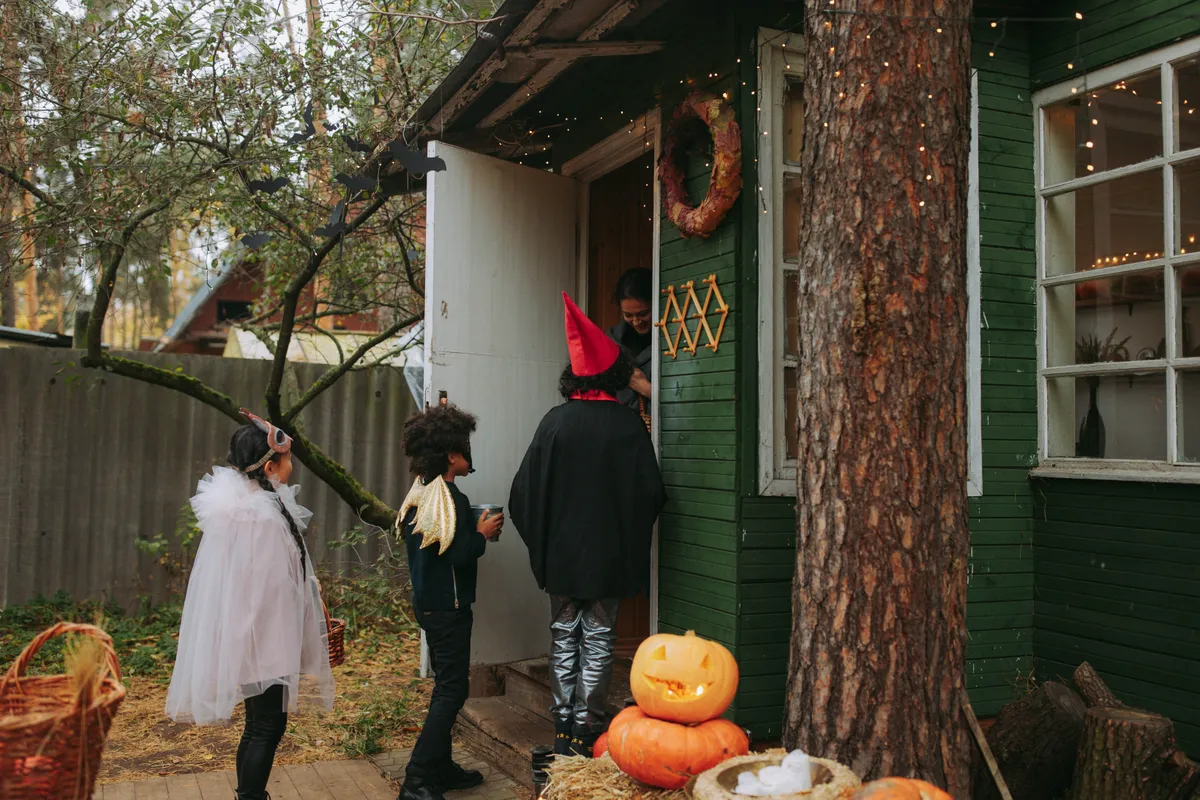 3 lata po śmierci syna, kobieta otwiera drzwi na Halloween i widzi dzieci w kostiumach, które dla niego uszyła – Historia dnia