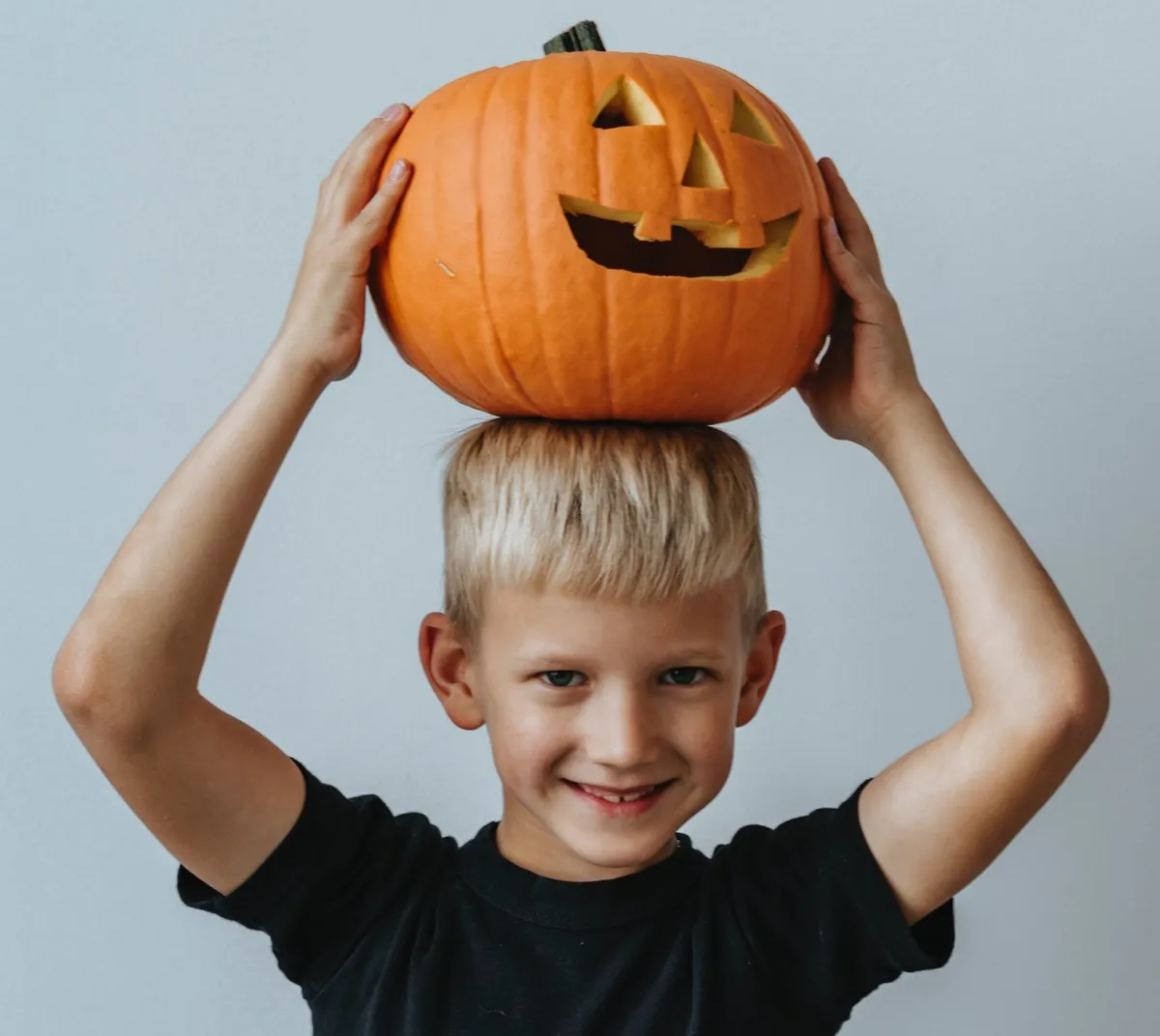 3 lata po śmierci syna, kobieta otwiera drzwi na Halloween i widzi dzieci w kostiumach, które dla niego uszyła – Historia dnia