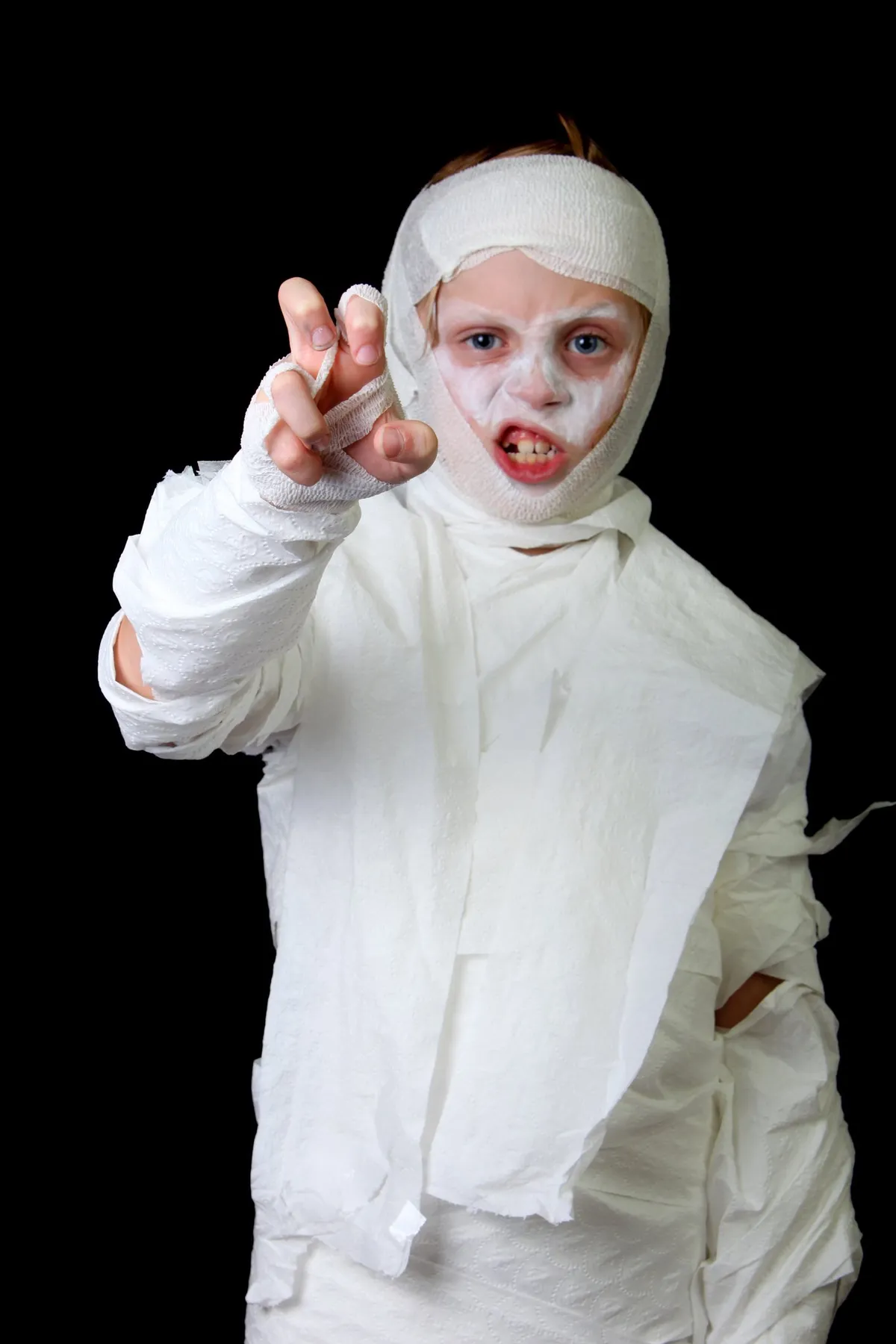 Una maestra ayuda a una niña pobre a disfrazarse de Halloween y años después la acompaña al ołtarz como su padre — Historia del día