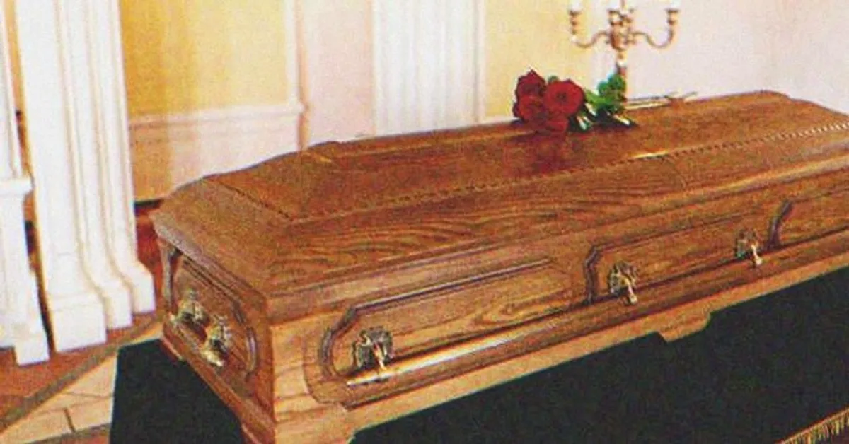 Bogacz wyrzuca brudny worek orzechów włoskich podarowany mu przez biedną babcię i otwiera go po jej śmierci – historia dnia