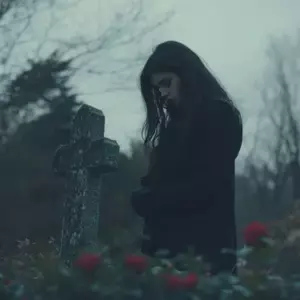 Ich sah eine Frau, die die Blumen wegwarf, die ich auf das Grab meiner Mutter gelegt hatte - ihre Wahrheit veränderte mein Leben