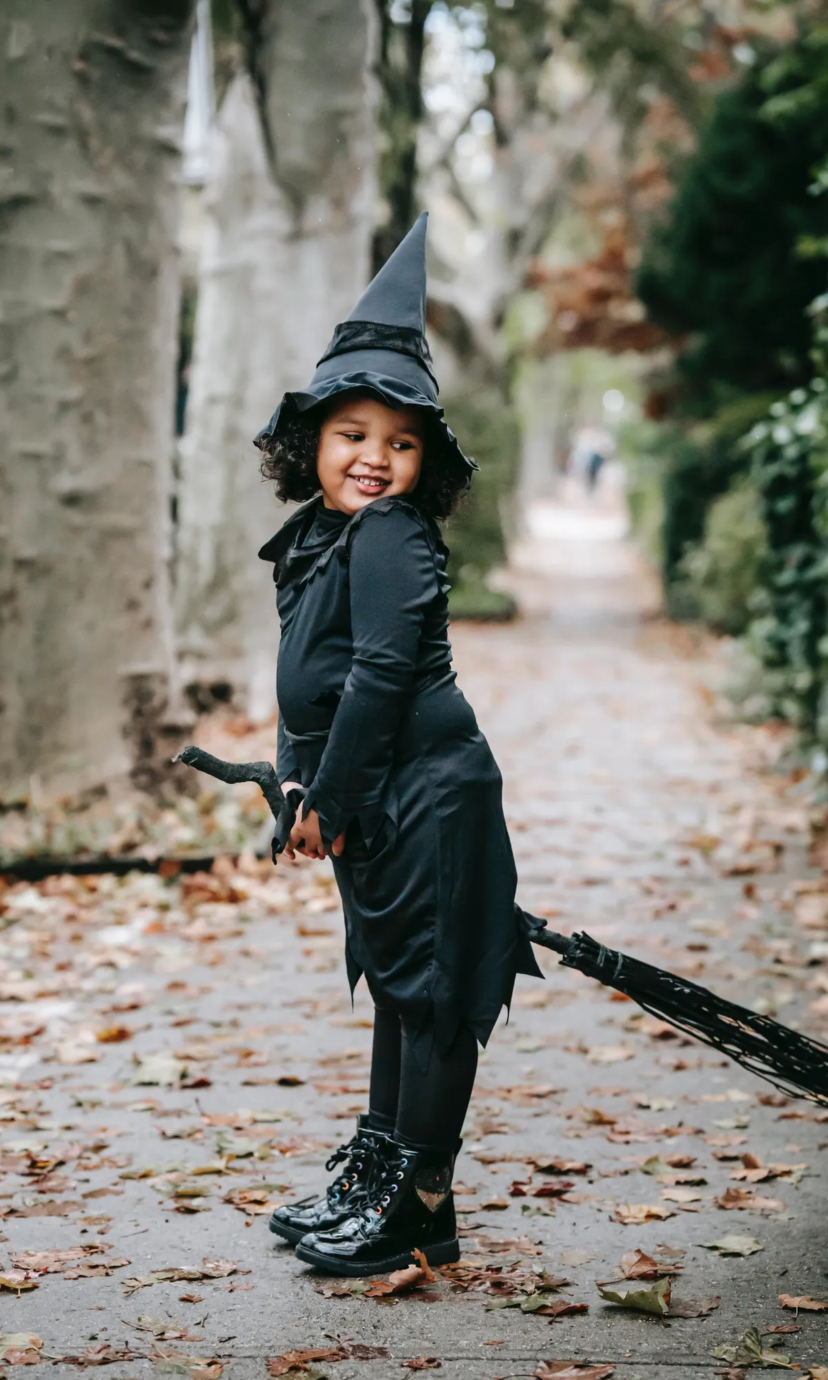Dzieci naśmiewają się z biednej dziewczynki w głupim kostiumie na Halloween, dowiadują się, że sąsiedzi dali jej więcej cukierków – Historia dnia