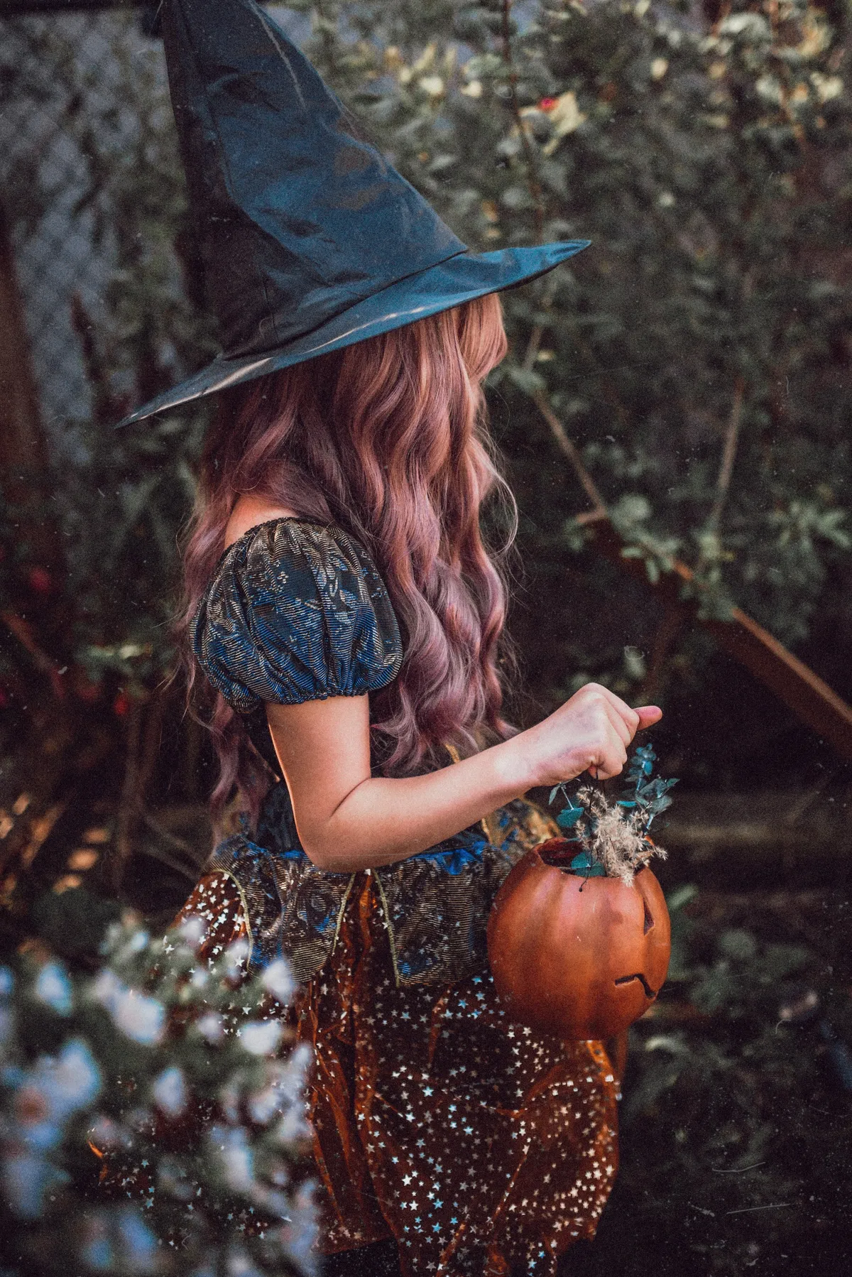 Dzieci naśmiewają się z biednej dziewczynki w głupim kostiumie na Halloween, dowiadują się, że sąsiedzi dali jej więcej cukierków – Historia dnia