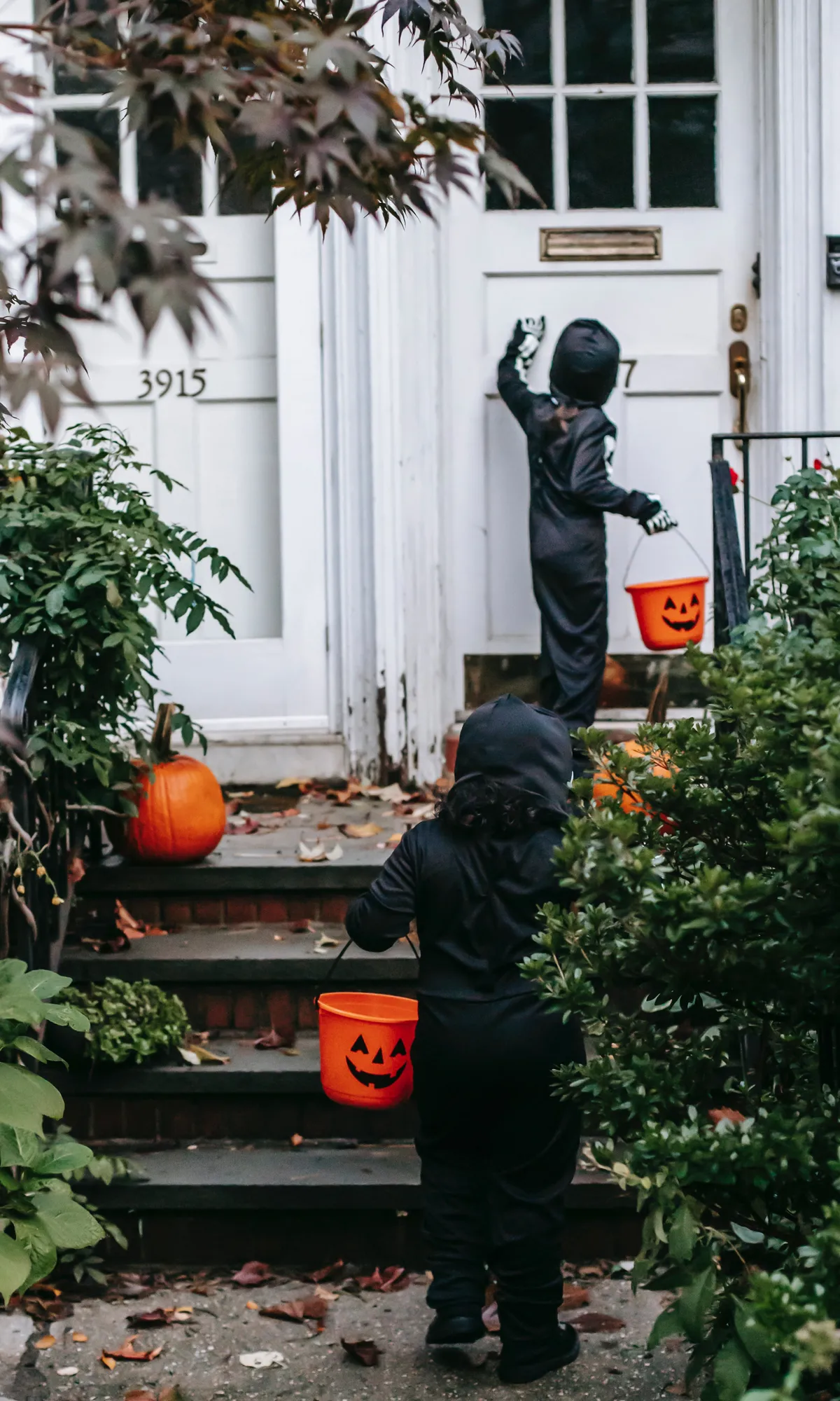 Dzieci naśmiewają się z biednej dziewczynki w głupim kostiumie na Halloween, dowiadują się, że sąsiedzi dali jej więcej cukierków – Historia dnia