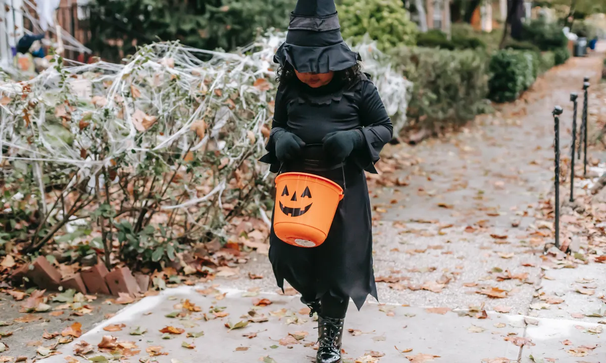 Dzieci naśmiewają się z biednej dziewczynki w głupim kostiumie na Halloween, dowiadują się, że sąsiedzi dali jej więcej cukierków – Historia dnia