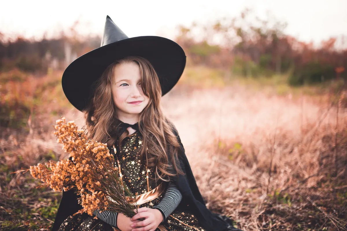 Dzieci naśmiewają się z biednej dziewczynki w głupim kostiumie na Halloween, dowiadują się, że sąsiedzi dali jej więcej cukierków – Historia dnia