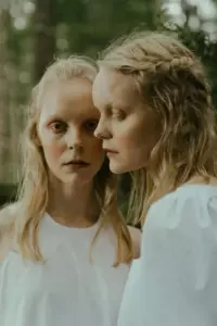 Meine Stiefmutter und ihre Töchter warfen mich aus dem Haus, nachdem sie hörten, dass mein Vater ins Koma gefallen war - das Karma traf sie am nächsten Tag