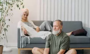 Meine Stiefmutter und ihre Töchter warfen mich aus dem Haus, nachdem sie hörten, dass mein Vater ins Koma gefallen war - das Karma traf sie am nächsten Tag