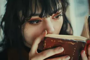 Mała dziewczynka z naprzeciwka machała do mnie każdego dnia i nocy — to, co zobaczyłem, gdy poszedłem obejrzeć jej dom, zaparło mi dech w piersiach