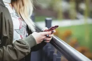 Mężczyzna z portalu randkowego przyprowadził swoich rodziców na naszą pierwszą randkę z ich śmiesznym żądaniem – postanowiłem ich przechytrzyć