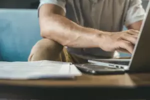 Mężczyzna z portalu randkowego przyprowadził swoich rodziców na naszą pierwszą randkę z ich śmiesznym żądaniem – postanowiłem ich przechytrzyć