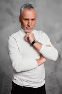 Jesteś kłamcą! – Mężczyzna po raz pierwszy trzyma na rękach swoją nowonarodzoną wnuczkę i od razu wskazuje na swoją synową