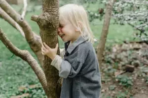 Podsłuchałam, jak mój mąż błagał naszego 4-letniego syna, aby nie mówił mi o tym, co widział – kilka dni później sama odkryłam szokującą prawdę