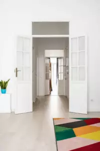 Podsłuchałam, jak mój mąż błagał naszego 4-letniego syna, aby nie mówił mi o tym, co widział – kilka dni później sama odkryłam szokującą prawdę