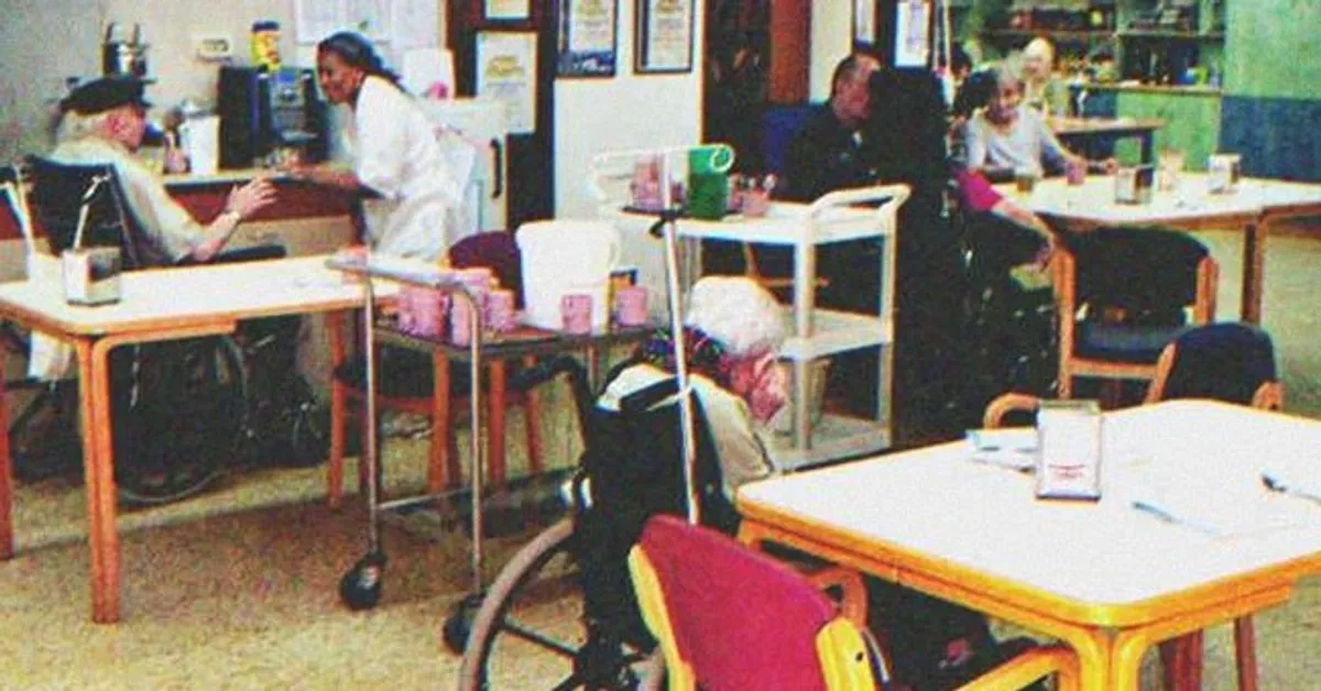 Stara kobieta płaci za ślub wnuczki wszystkimi oszczędnościami, ale w ostatniej chwili zostaje niezaproszona – historia dnia
