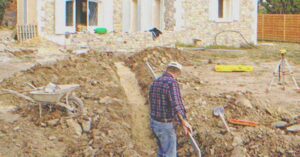 Biedny mężczyzna spełnia ostatnie życzenie zmarłej babci, aby odbudować jej dom, znajduje piwnicę zakopaną obok niego – Historia dnia