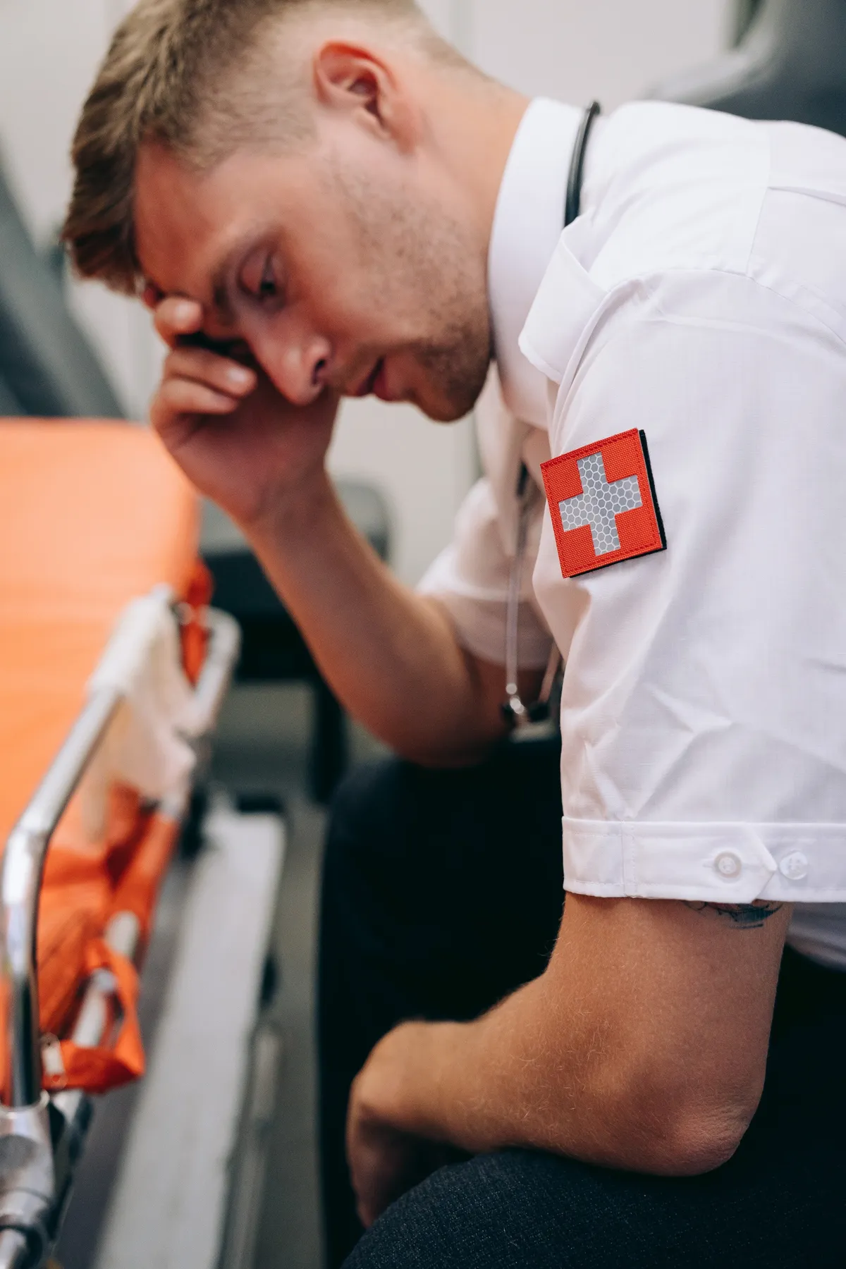 Kobieta widzi, jak jej mąż wchodzi do motelu z dziewczyną i wychodzi godzinę później w kiepskim stanie – Historia dnia