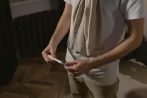 Kiedy wróciłam z mojej podróży służbowej, odkryłam, że mój mąż organizuje moją własną pogrzeb w ogrodzie.