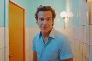Kiedy wróciłam z mojej podróży służbowej, odkryłam, że mój mąż organizuje moją własną pogrzeb w ogrodzie.