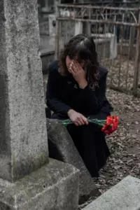 Rok po swojej śmierci, babcia poprosiła mnie, abym oczyścił jej zdjęcie na nagrobku, zanim odeszła. Kiedy to zrobiłem, byłem zdumiony tym, co odkryłem.