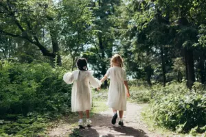 Historia Dnia: Dziewczynki Idą na Grób Taty, Aby "Pokazać" Swoje Nowe Sukienki, Ponieważ Prosił, Żeby Spojrzały na Dwa Pudełka z Ich Imionami.