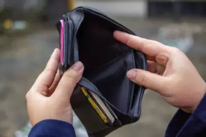 Historia dnia: Były mąż pozostawia kobietę bez grosza, a lata później ona daje mu napiwek w wysokości 1 dolara.