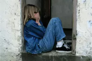 W nocy zauważyłem dziewczynę na środku opuszczonej drogi; gdy się do niej zbliżyłem, zbladłem.