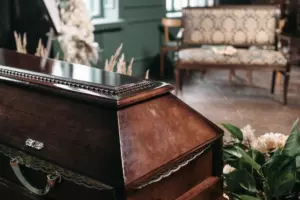 Dzisiejsza historia opowiada o kobiecie, która po śmierci matki zostawia swojej siostrze trzy jednodolarowe banknoty i notatkę jako spadek.