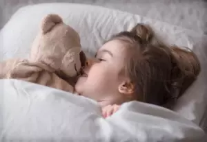 Przyjęłam wróżkę z noworodkiem, a kiedy rano spojrzałam do pokoju mojej chorej córki, byłam zdumiona.