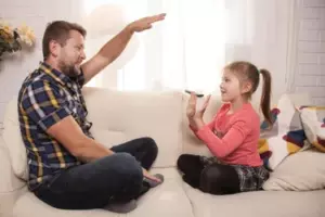 Czteroletnia dziewczynka została przez nas adoptowana. „Mamo, nie ufaj tacie,” przypomniała mi miesiąc później.
