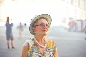 Każdego dnia nieznana osoba dostarcza coś starszej kobiecie; ostatnią dostawą był nowy dom. To dzisiejsza historia.
